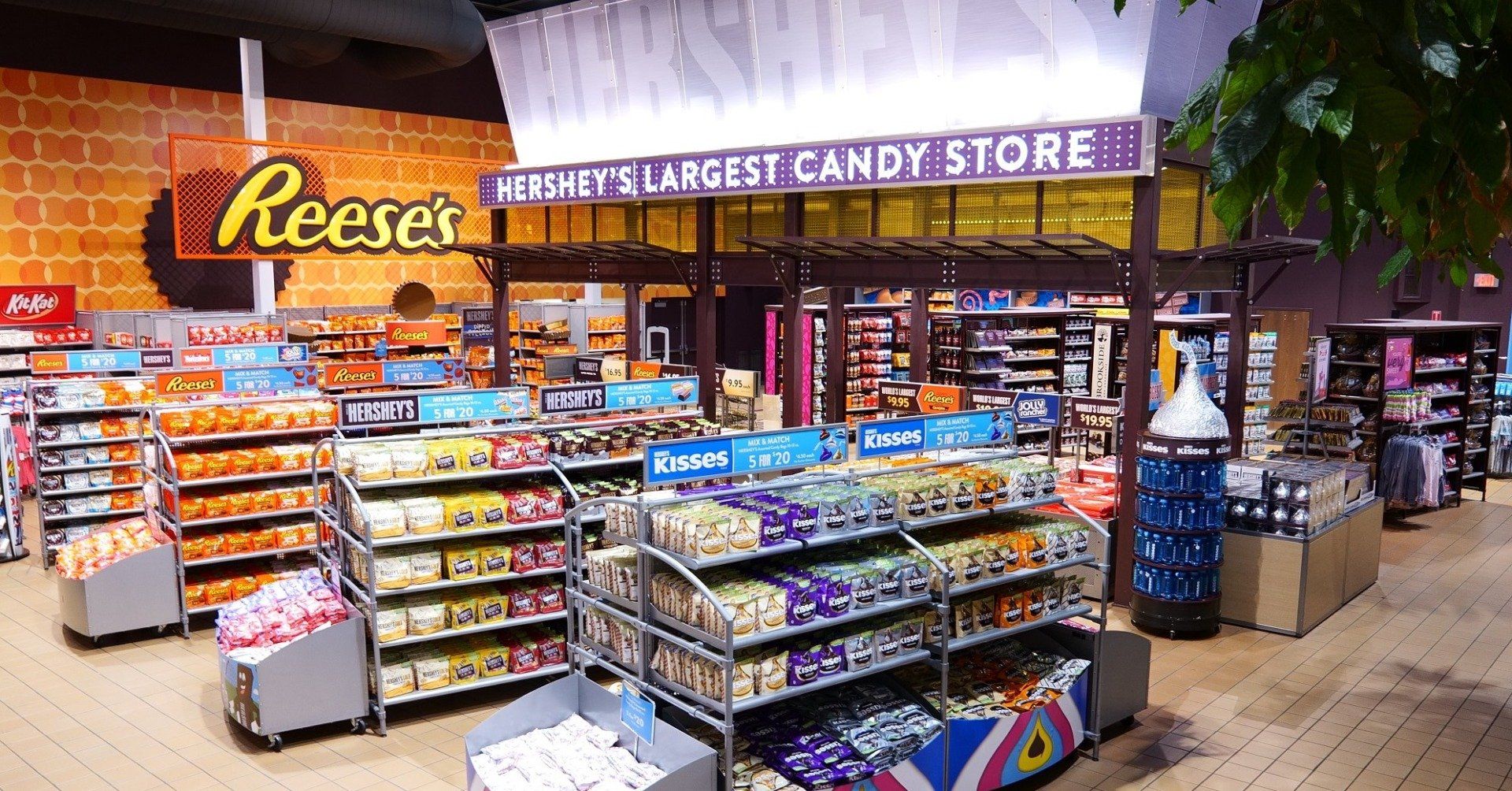 World’s Largest Chocolate Visitor Complex: Hershey's Chocolate World Attraction in Hershey, PA World’s Largest Chocolate Visitor Complex: Hershey's Chocolate World Attraction in Hershey, PA