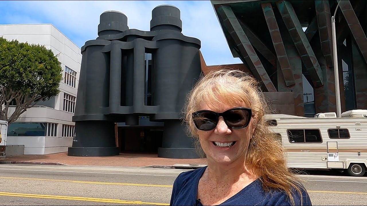 
World's Largest Binoculars Sculpture: world record set in Venice, California