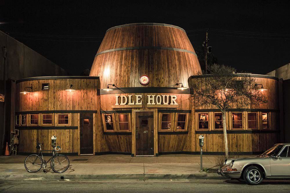 World's Largest Bar Shaped Like a Whiskey Barrel: world record in Los Angeles, California