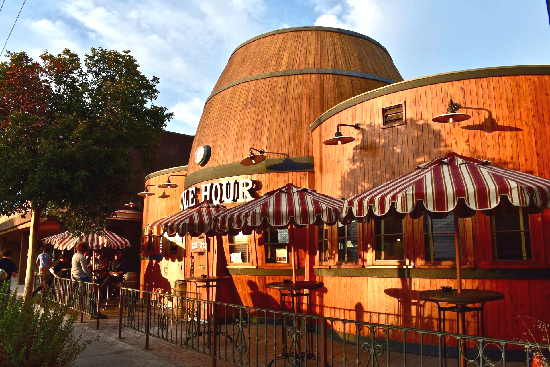
World's Largest Bar Shaped Like a Whiskey Barrel: world record in Los Angeles, California