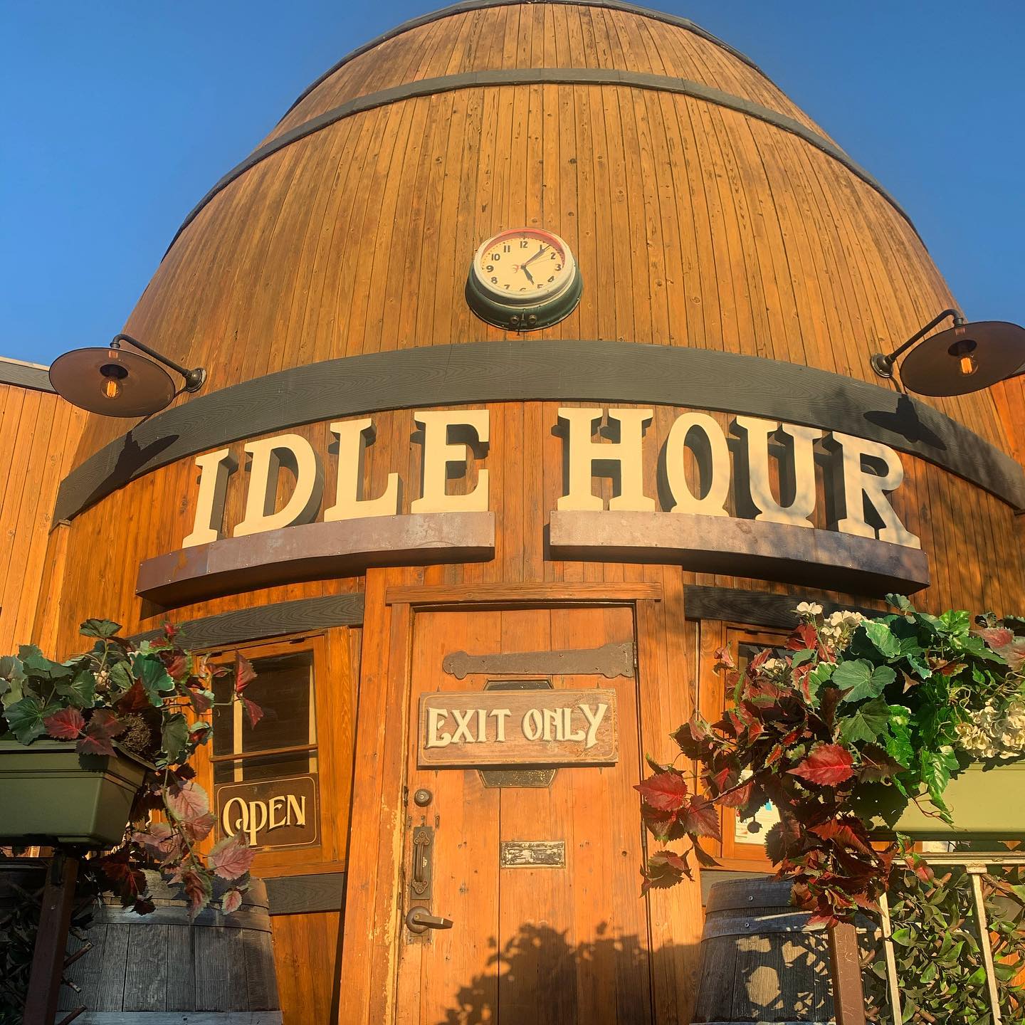 World's Largest Bar Shaped Like a Whiskey Barrel: world record in Los Angeles, California