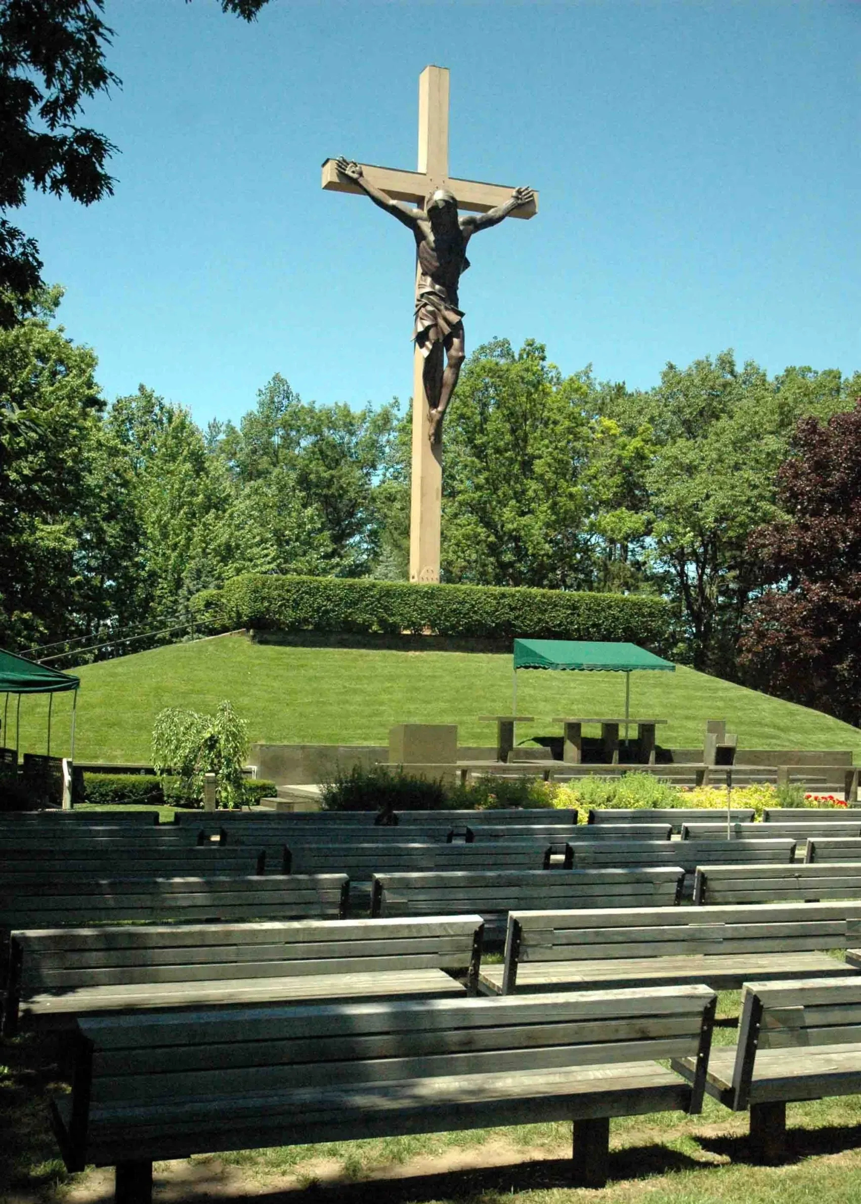World’s Largest Crucifix (carved from a single tree): world record in Indian River, Michigan