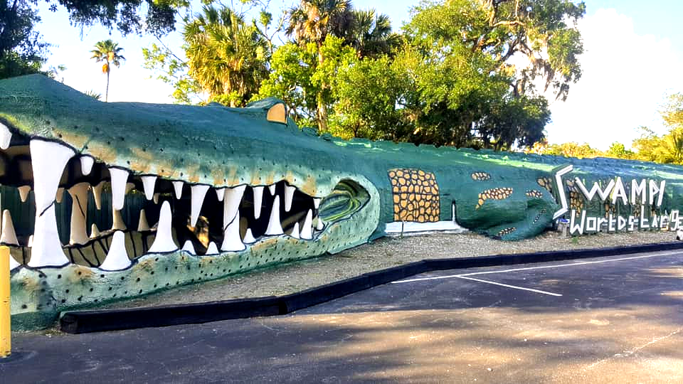 
World’s Largest Alligator Shaped Building: world record in Christmas, Florida