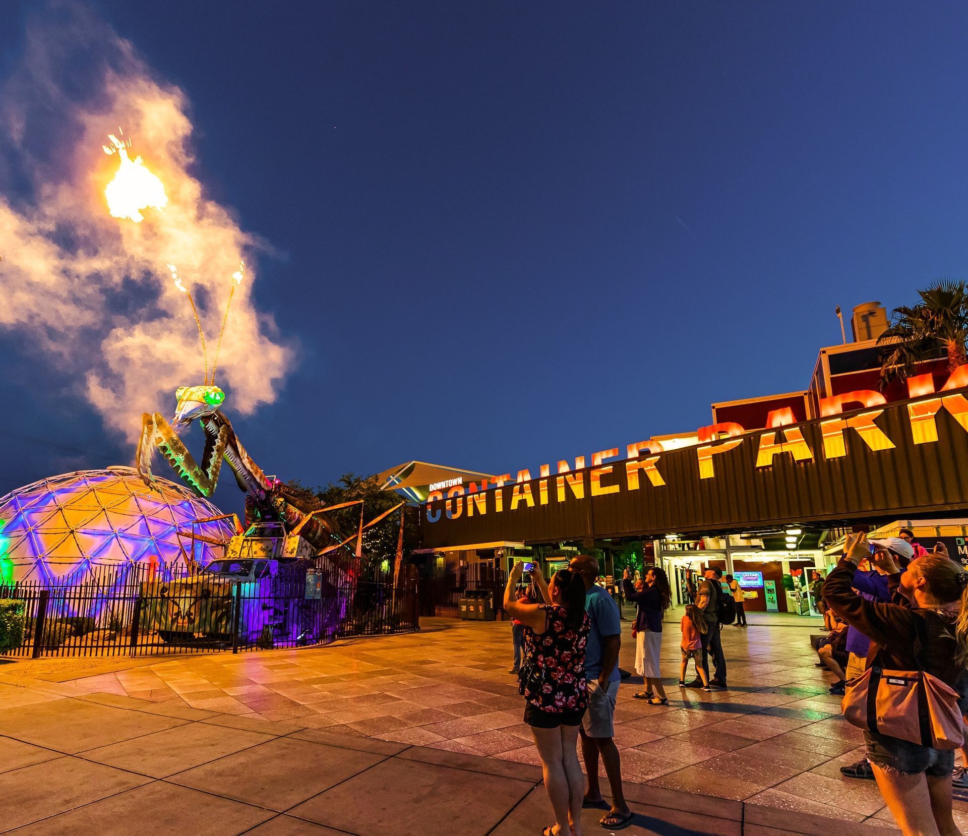 World’s Largest Fire-Breathing Praying Mantis: world record in Las Vegas, Nevada World’s Largest Fire-Breathing Praying Mantis: world record in Las Vegas, Nevada