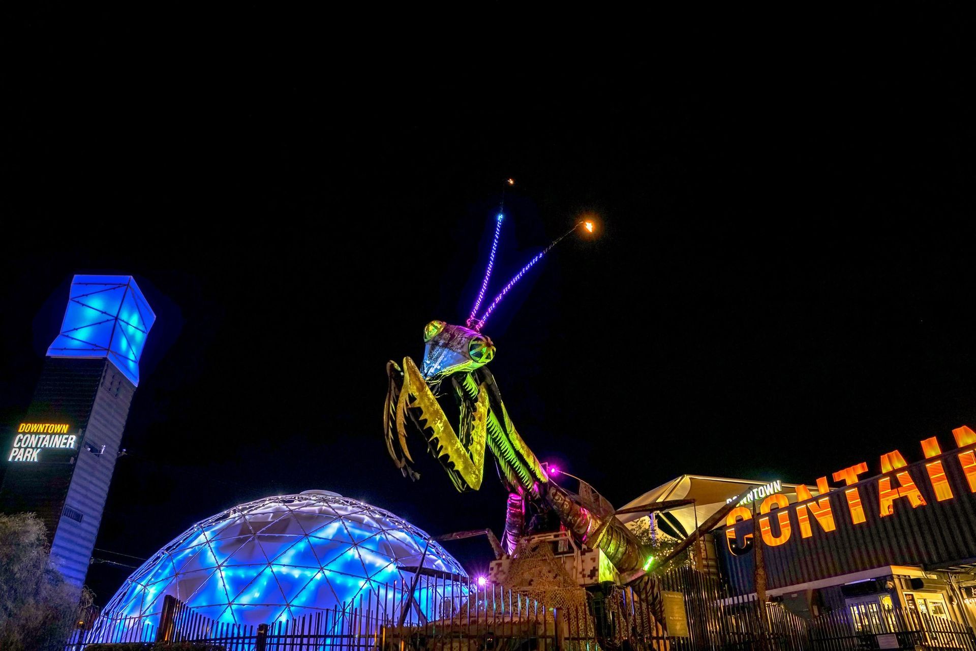 World’s Largest Fire-Breathing Praying Mantis: world record in Las Vegas, Nevada World’s Largest Fire-Breathing Praying Mantis: world record in Las Vegas, Nevada