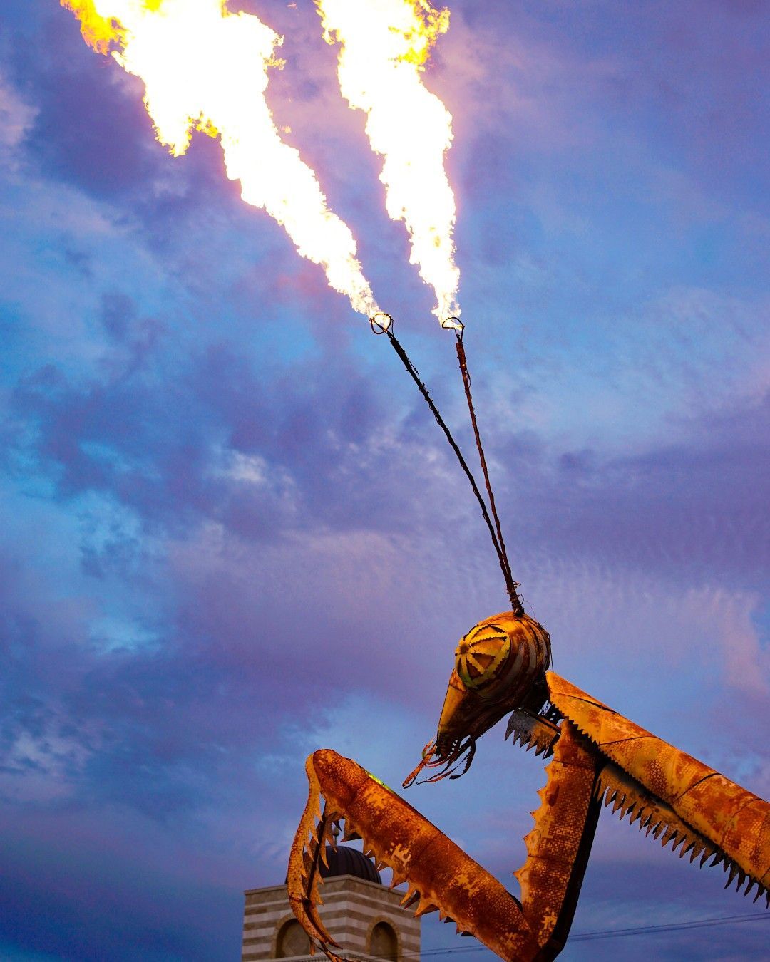 World’s Largest Fire-Breathing Praying Mantis: world record in Las Vegas, Nevada World’s Largest Fire-Breathing Praying Mantis: world record in Las Vegas, Nevada