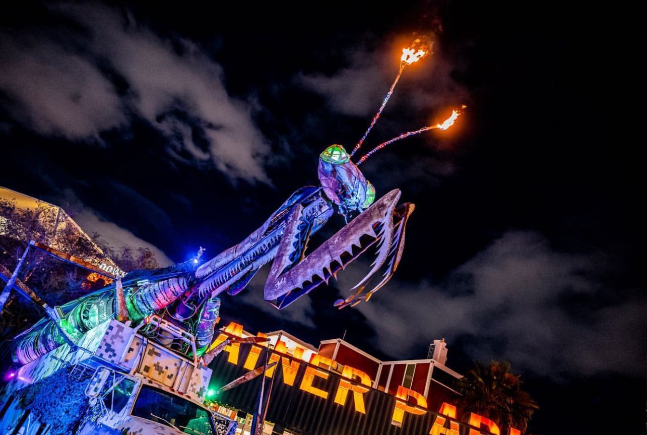 World’s Largest Fire-Breathing Praying Mantis: world record in Las Vegas, Nevada World’s Largest Fire-Breathing Praying Mantis: world record in Las Vegas, Nevada