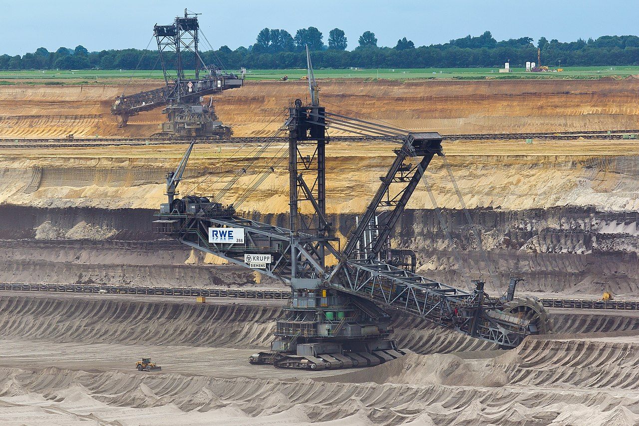 World's largest single-bucket digging machine: world record in McConnelsville, Ohio World's largest single-bucket digging machine: world record in McConnelsville, Ohio