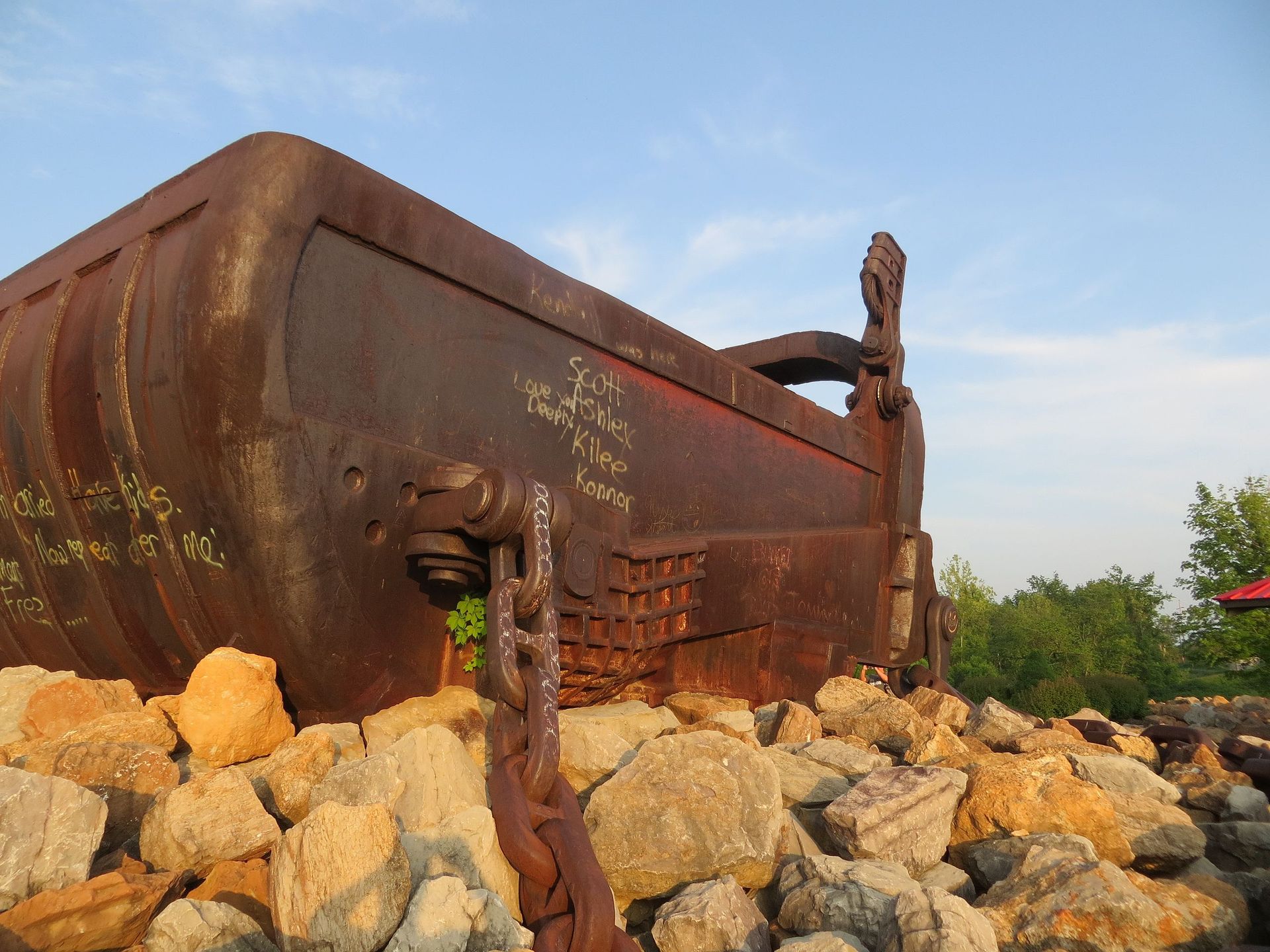 World's largest single-bucket digging machine: world record in McConnelsville, Ohio