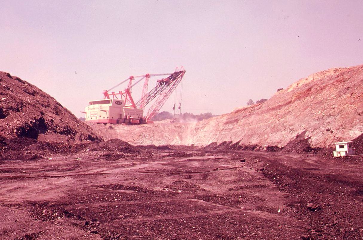 World's largest single-bucket digging machine: world record in McConnelsville, Ohio World's largest single-bucket digging machine: world record in McConnelsville, Ohio