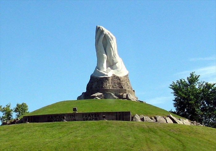 World's Largest Praying Hands Memorial: world record in Webb City, Missouri