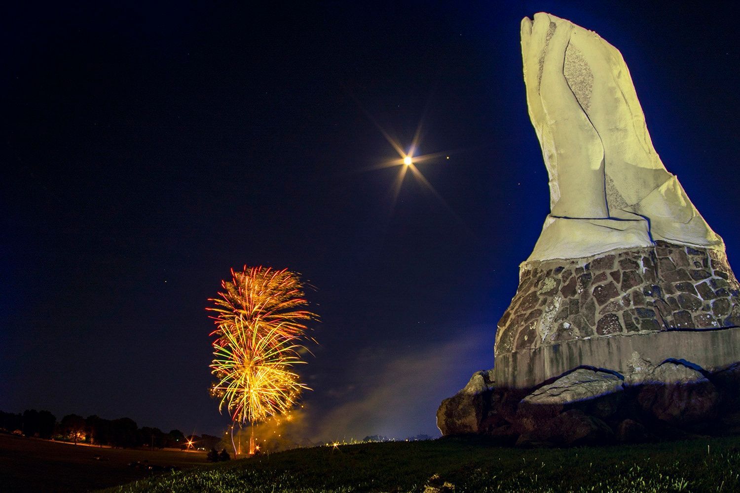 World's Largest Praying Hands Memorial: world record in Webb City, Missouri

