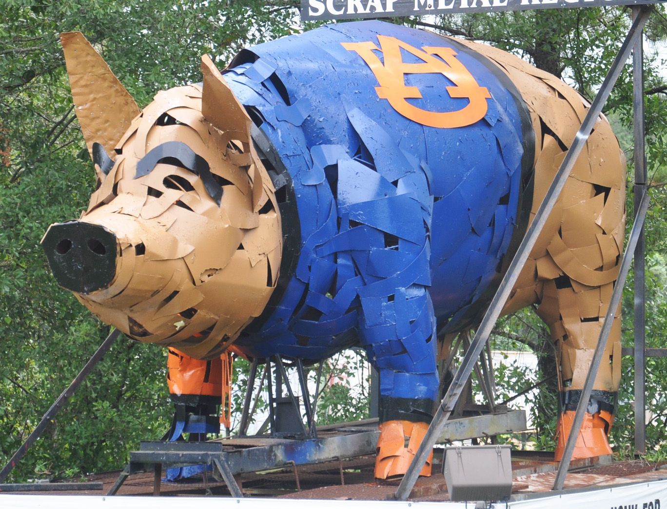 World's Largest Hog Sculpture: world record in Dothan, Alabama World's Largest Hog Sculpture: world record in Dothan, Alabama