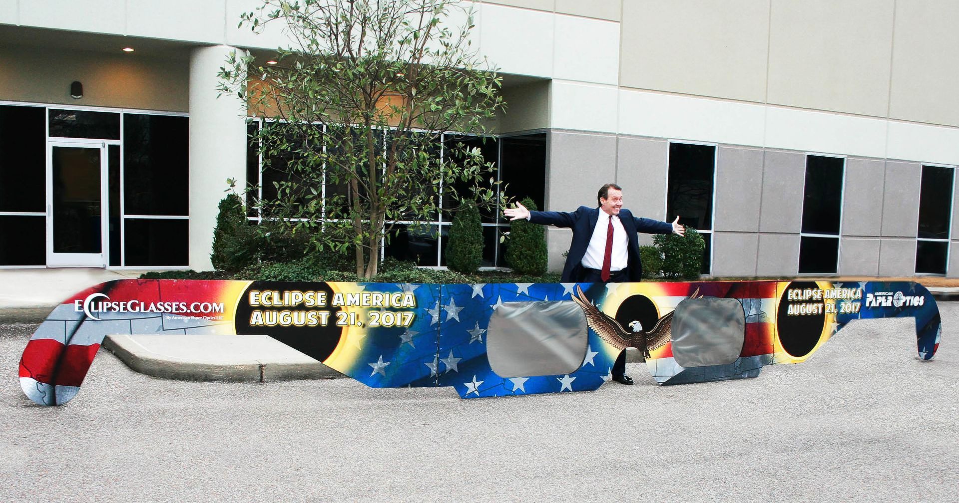 
World's largest pair of eclipse glasses: world record in Memphis, Tennessee