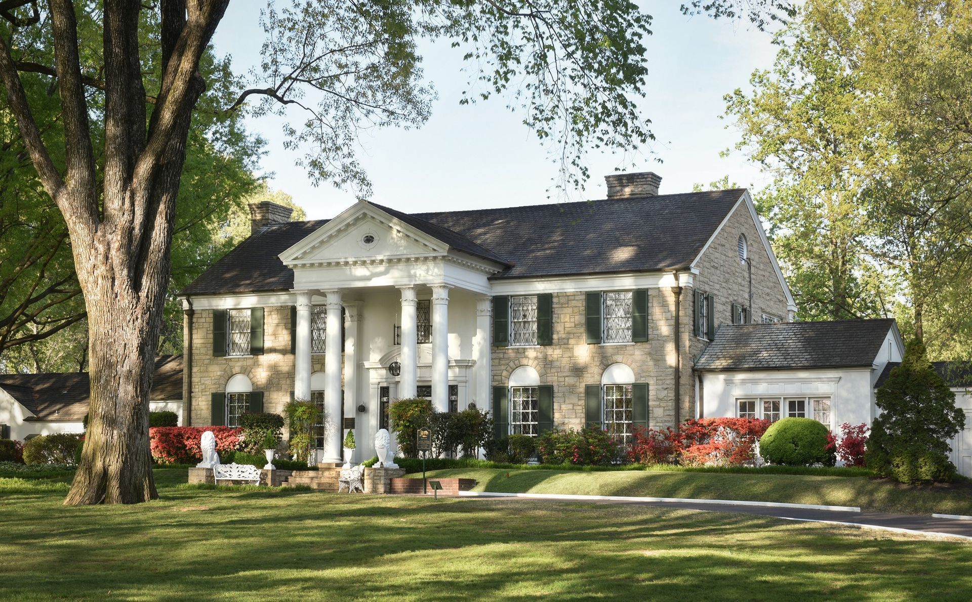 World's largest Elvis Presley museum: world record in Memphis, Tennessee