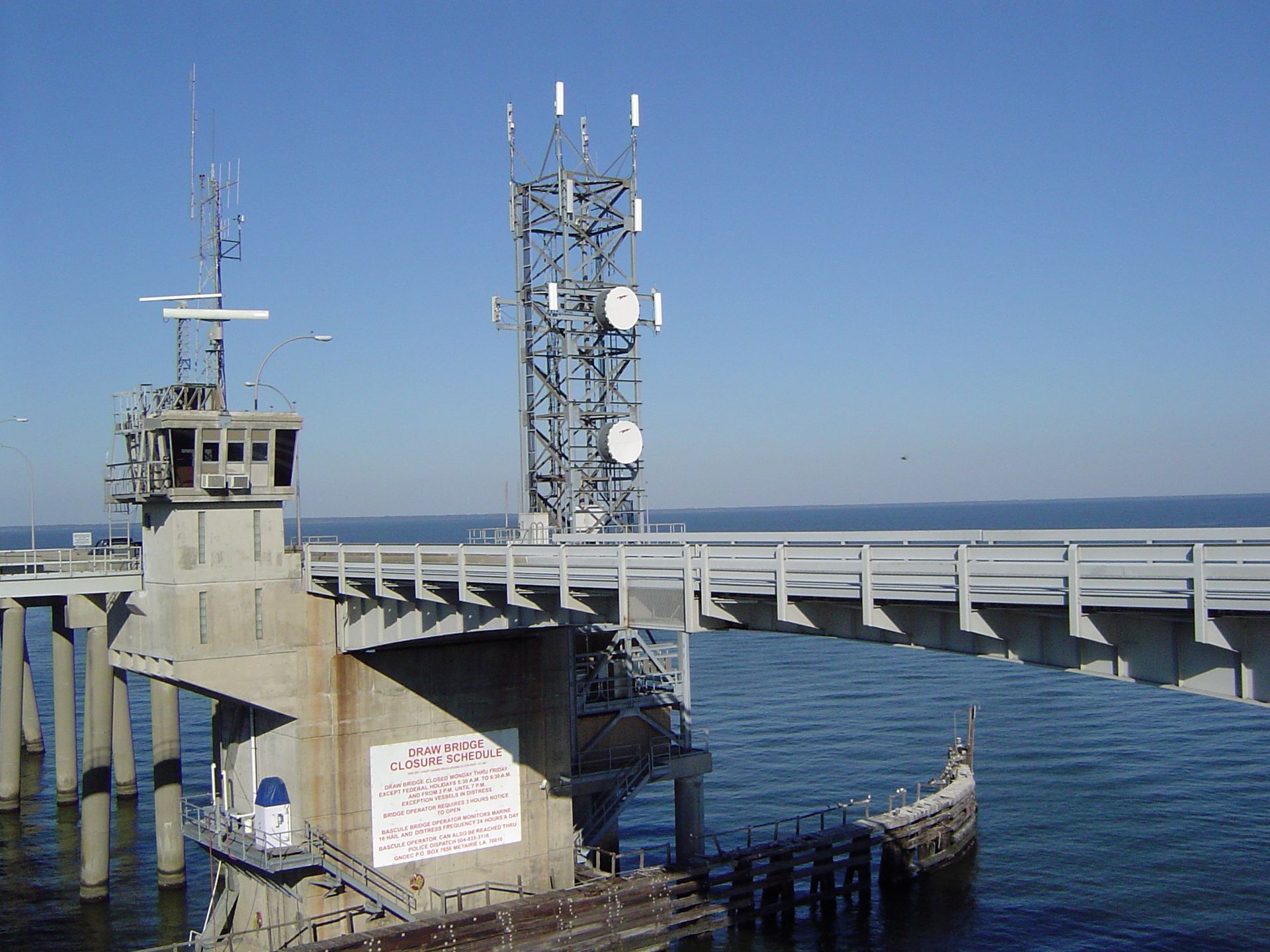 World's longest continuous bridge over water: world record near New Orleans, Louisiana