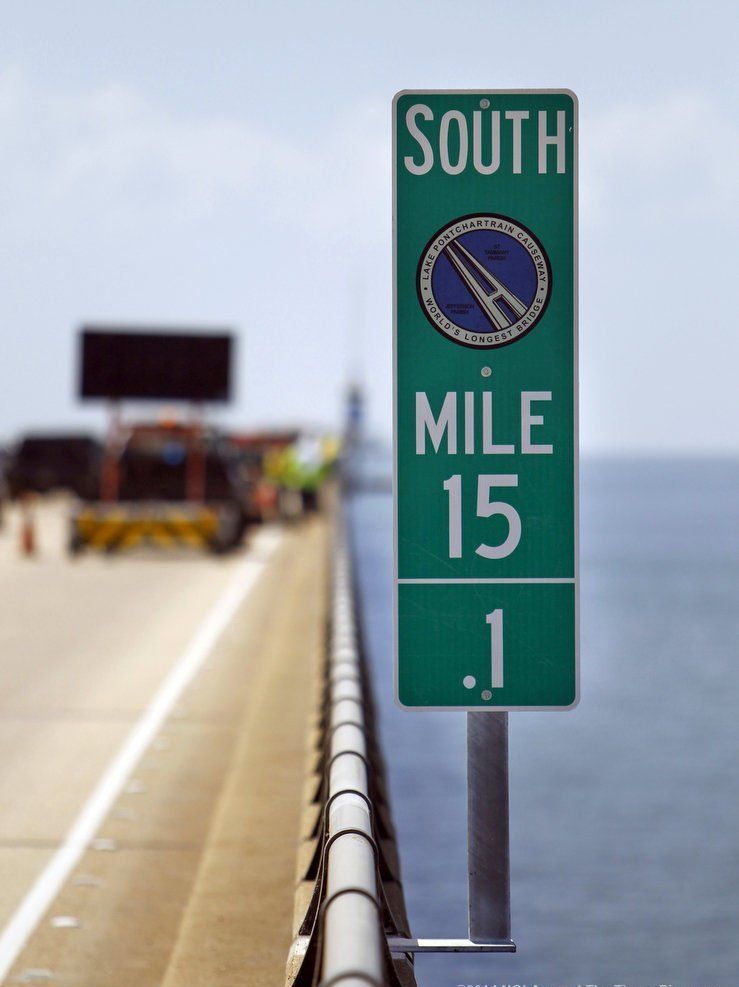 World's longest continuous bridge over water: world record near New Orleans, Louisiana