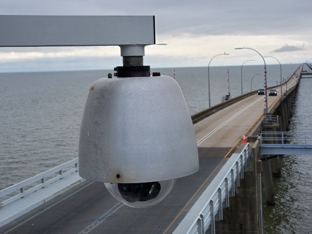 World's longest continuous bridge over water: world record near New Orleans, Louisiana