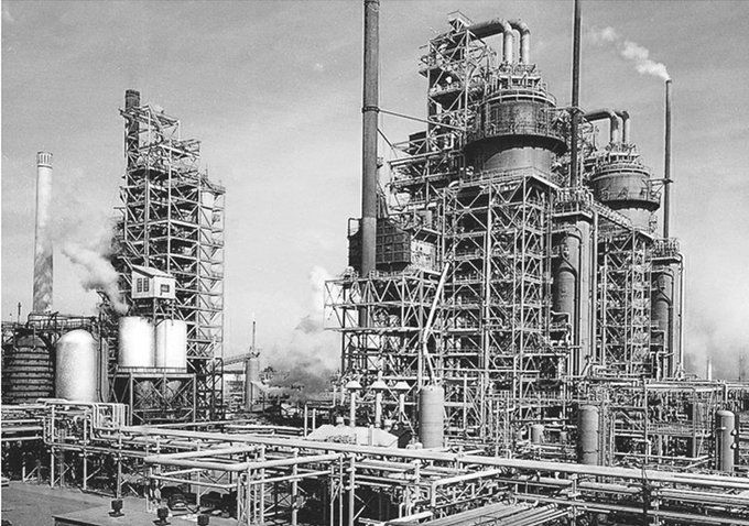 World's first commercial fluid catalytic cracking plant: world record in Baton Rouge, Louisiana