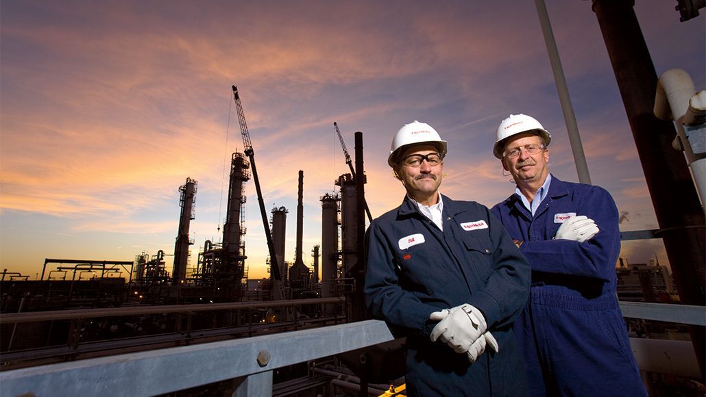 World's first commercial fluid catalytic cracking plant: world record in Baton Rouge, Louisiana