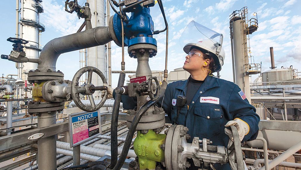 World's first commercial fluid catalytic cracking plant: world record in Baton Rouge, Louisiana