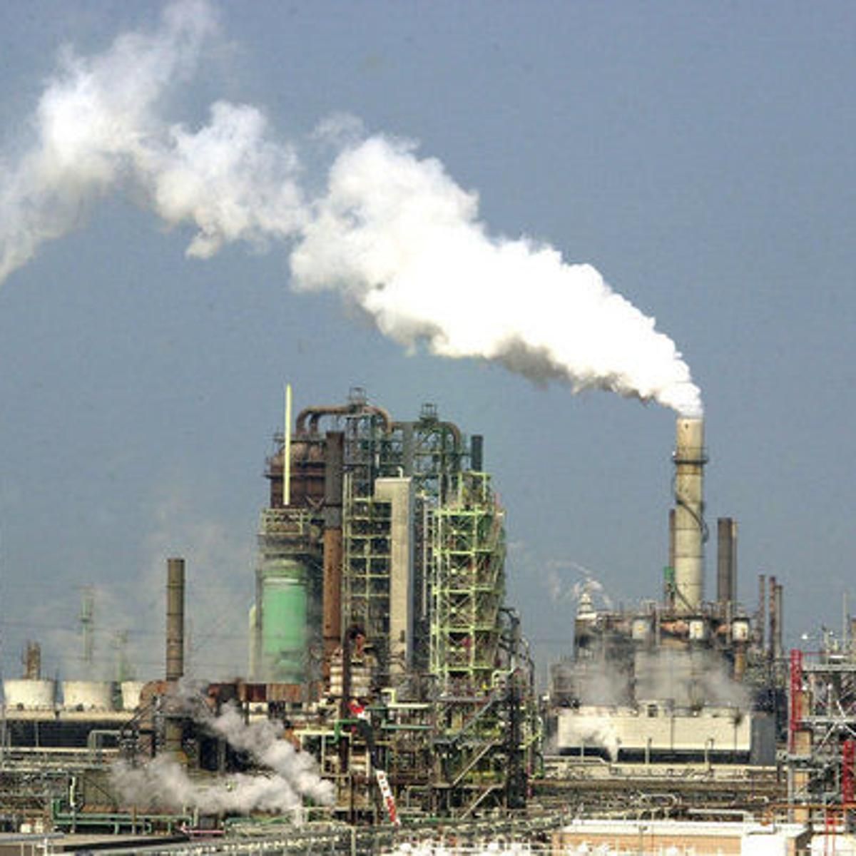 World's first commercial fluid catalytic cracking plant: world record in Baton Rouge, Louisiana