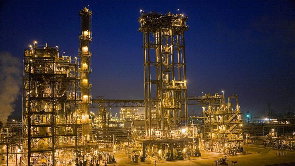 World's first commercial fluid catalytic cracking plant: world record in Baton Rouge, Louisiana