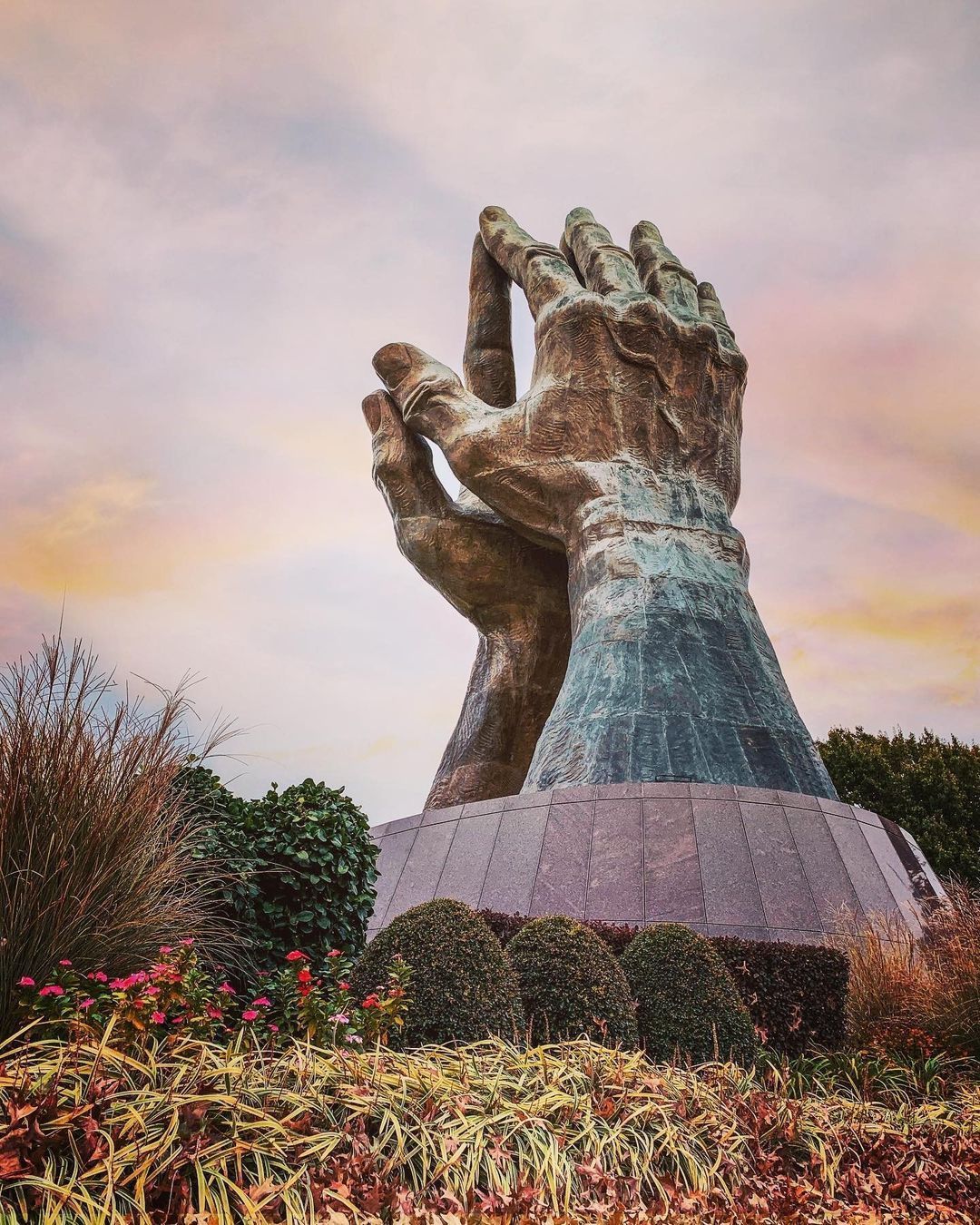 World's Largest Praying Hands Statue: world record in Tulsa, Oklahoma