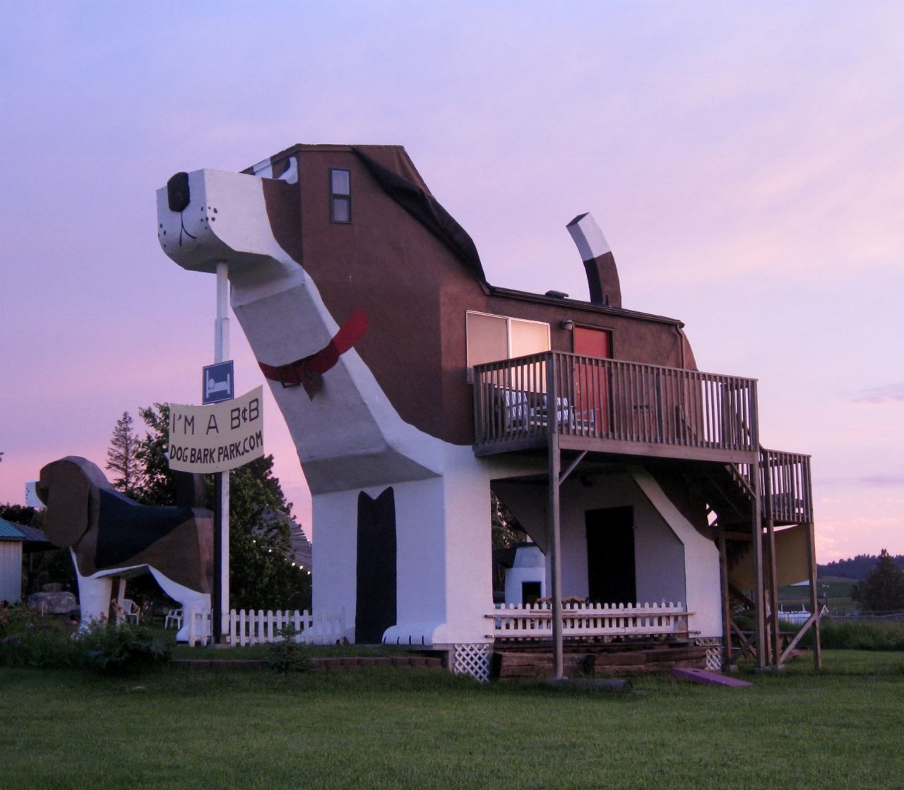 World's First Beagle-shaped Bed and breakfast, world record in Cottonwood, Idaho
