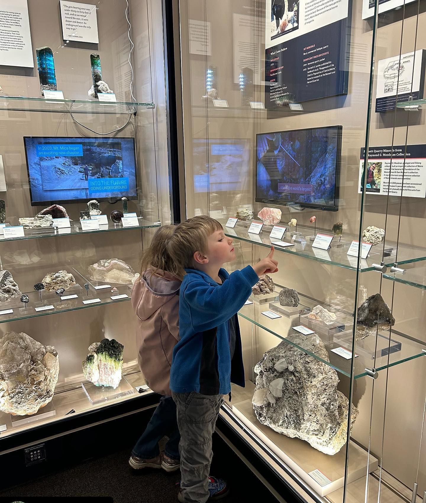 
World's largest collection of lunar and Mars meteorites, world record in Bethel, Maine