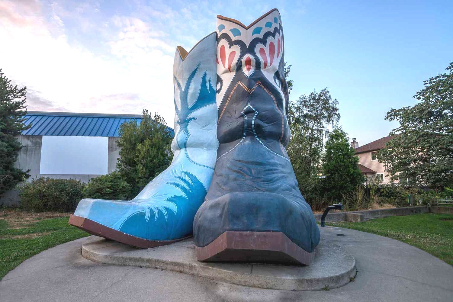 World's Largest Hat and Cowboy Boots Sculpture, world record in Seattle, Washington World's Largest Hat and Cowboy Boots Sculpture, world record in Seattle, Washington