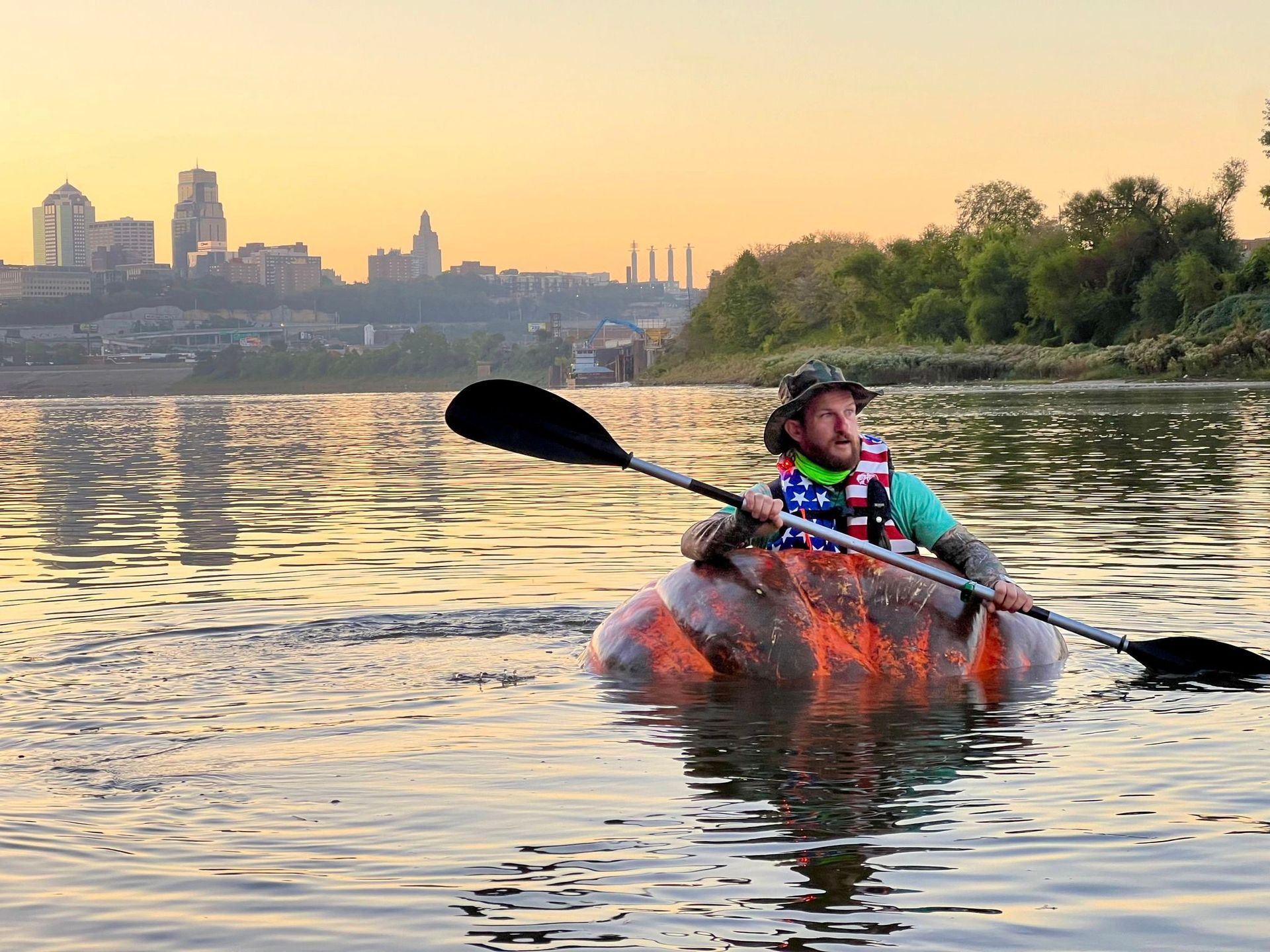 Longest journey by pumpkin boat (paddling), Steve Kueny sets world record
