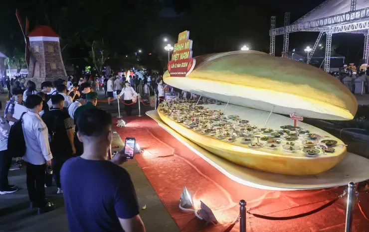 World's Largest Display of Filings and Toppings for Sandwiches, world record in Vietnam