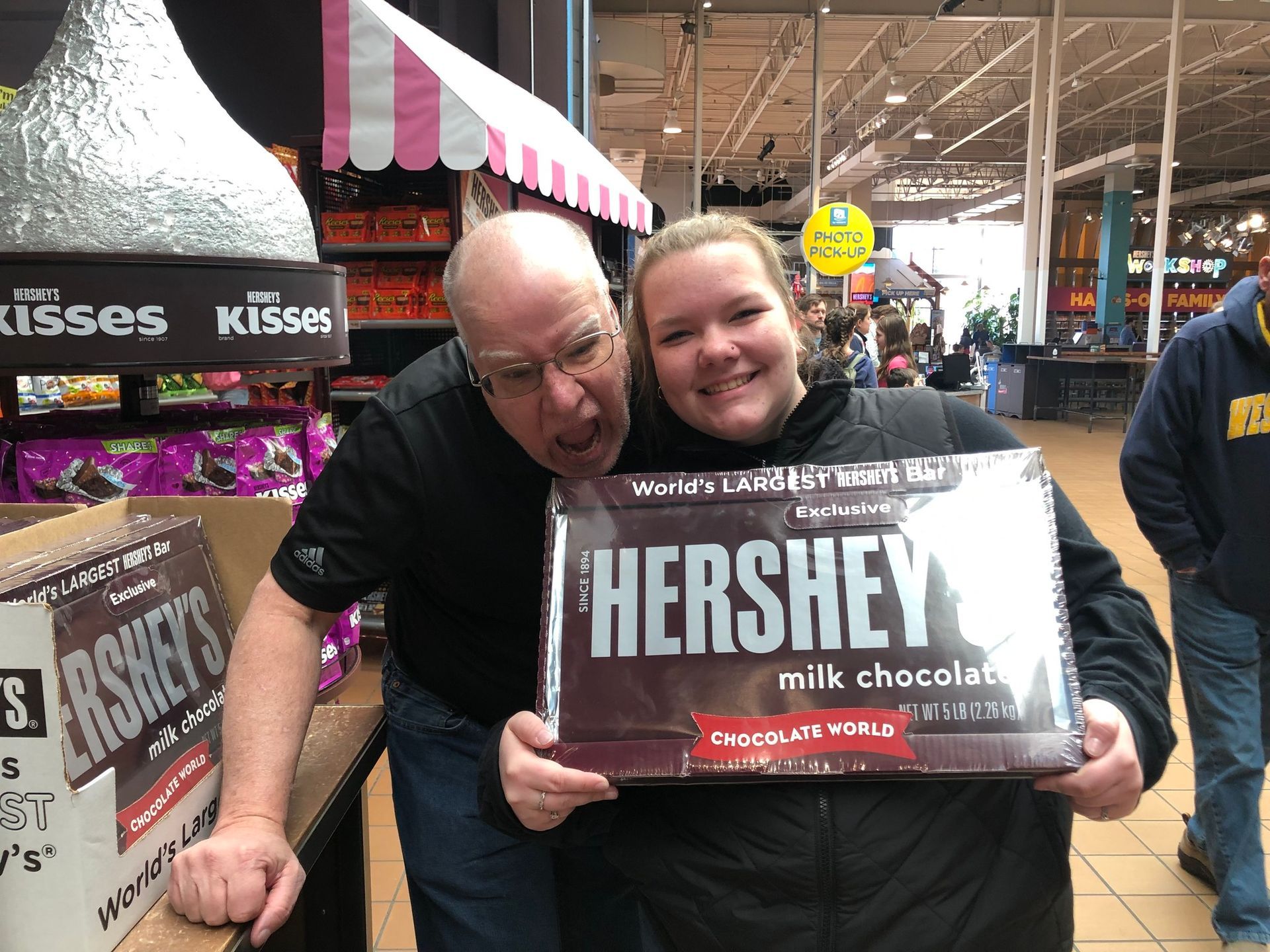World's Largest Hershey's Bar: Hershey's 5lb Candy Bar sets world record World's Largest Hershey's Bar: Hershey's 5lb Candy Bar sets world record