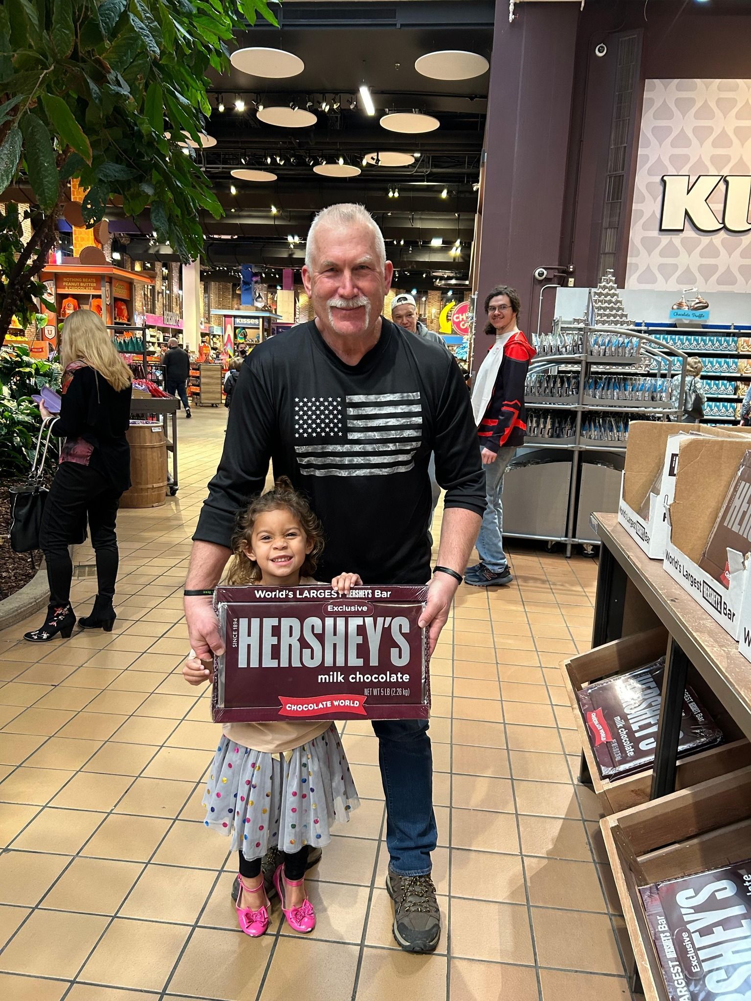 World's Largest Hershey's Bar: Hershey's 5lb Candy Bar sets world record World's Largest Hershey's Bar: Hershey's 5lb Candy Bar sets world record