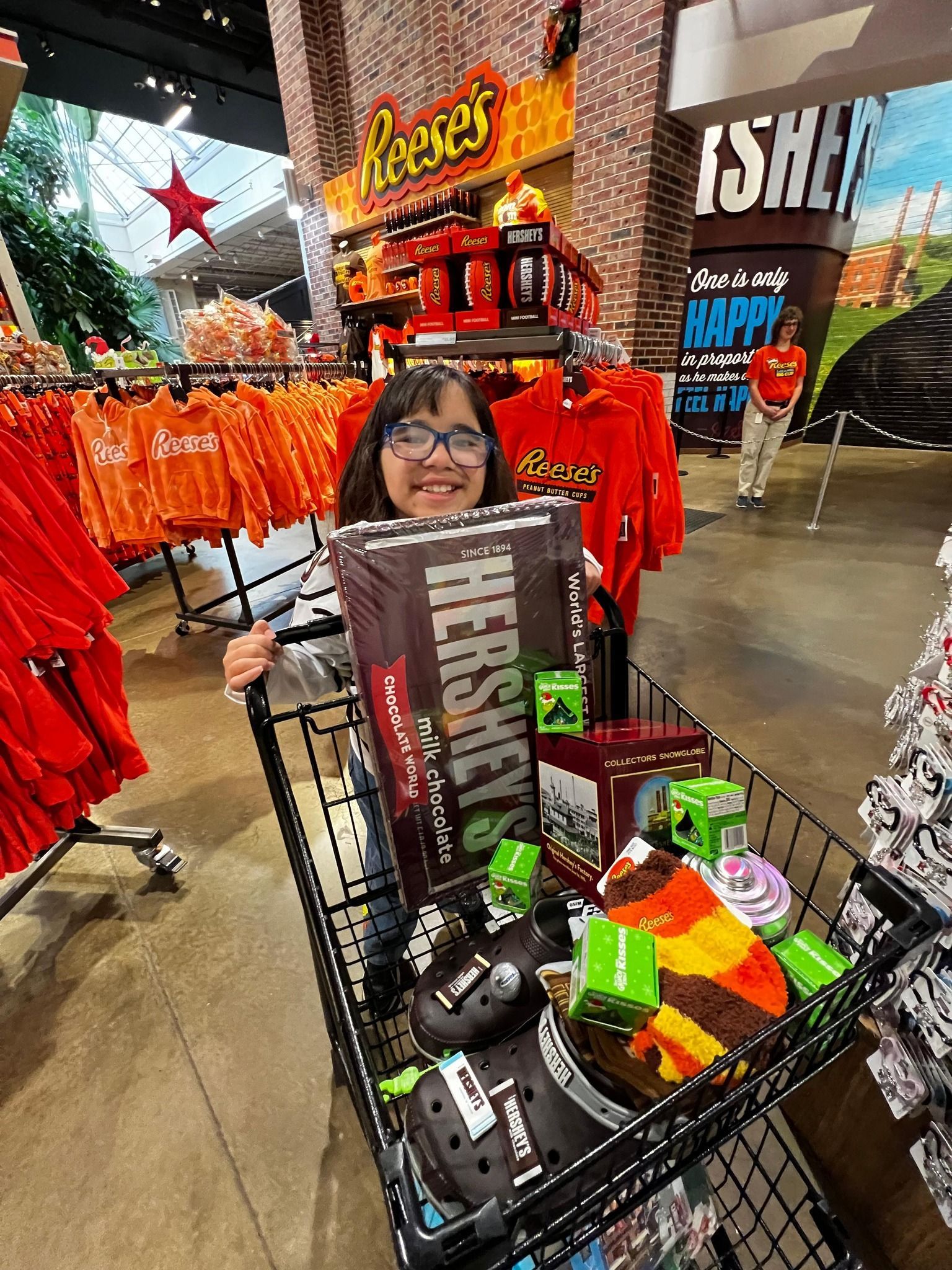 World's Largest Hershey's Bar: Hershey's 5lb Candy Bar sets world record World's Largest Hershey's Bar: Hershey's 5lb Candy Bar sets world record