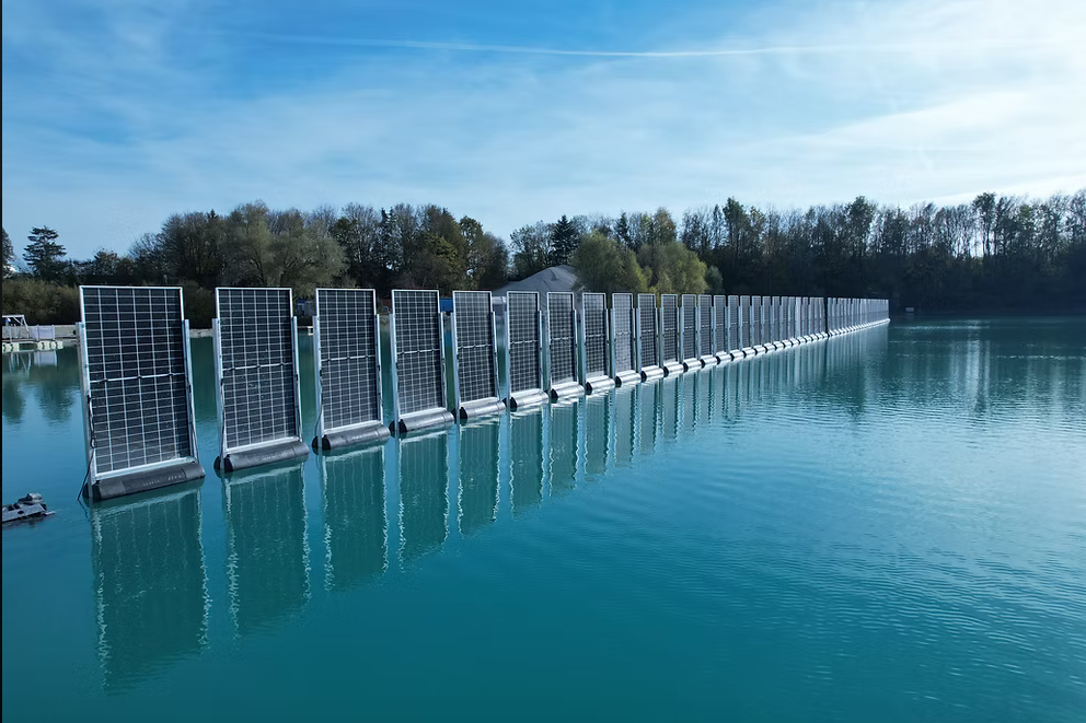 World’s first vertical floating solar power plant, world record in Germany World’s first vertical floating solar power plant, world record in Germany