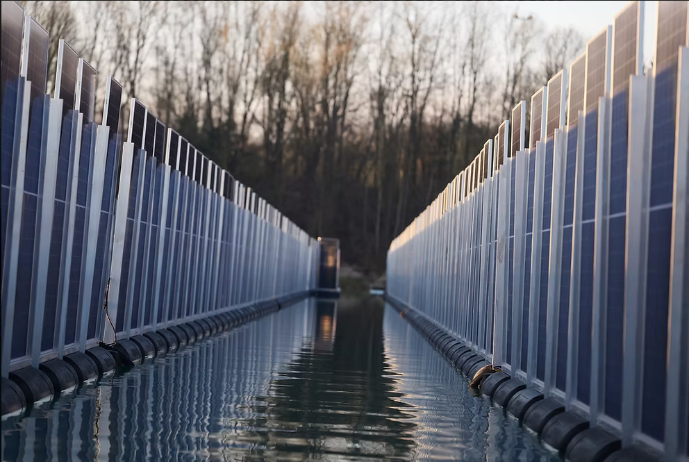 World’s first vertical floating solar power plant, world record in Germany World’s first vertical floating solar power plant, world record in Germany