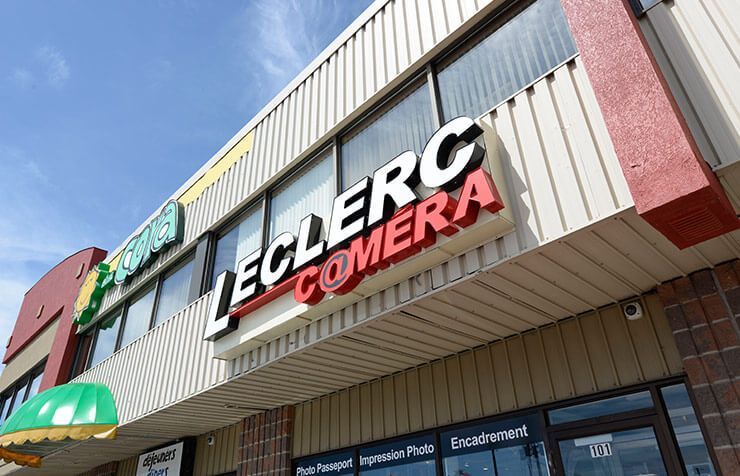 Enseigne de façade du magasin Leclerc Commerça sur la façade d'un centre commercial