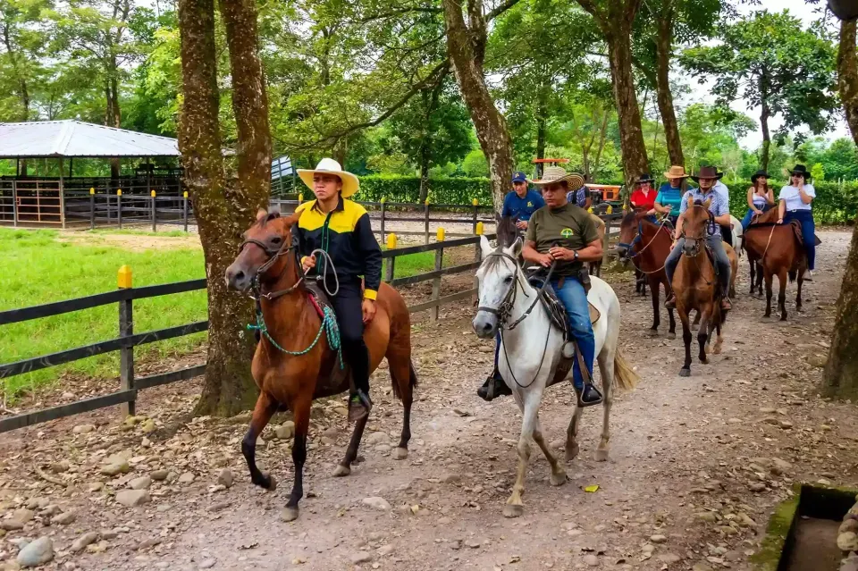 Pareja disfrutando cabalgata romántica en Hotel La Potra en Villavicencio, plan único para conectarse con la naturaleza.