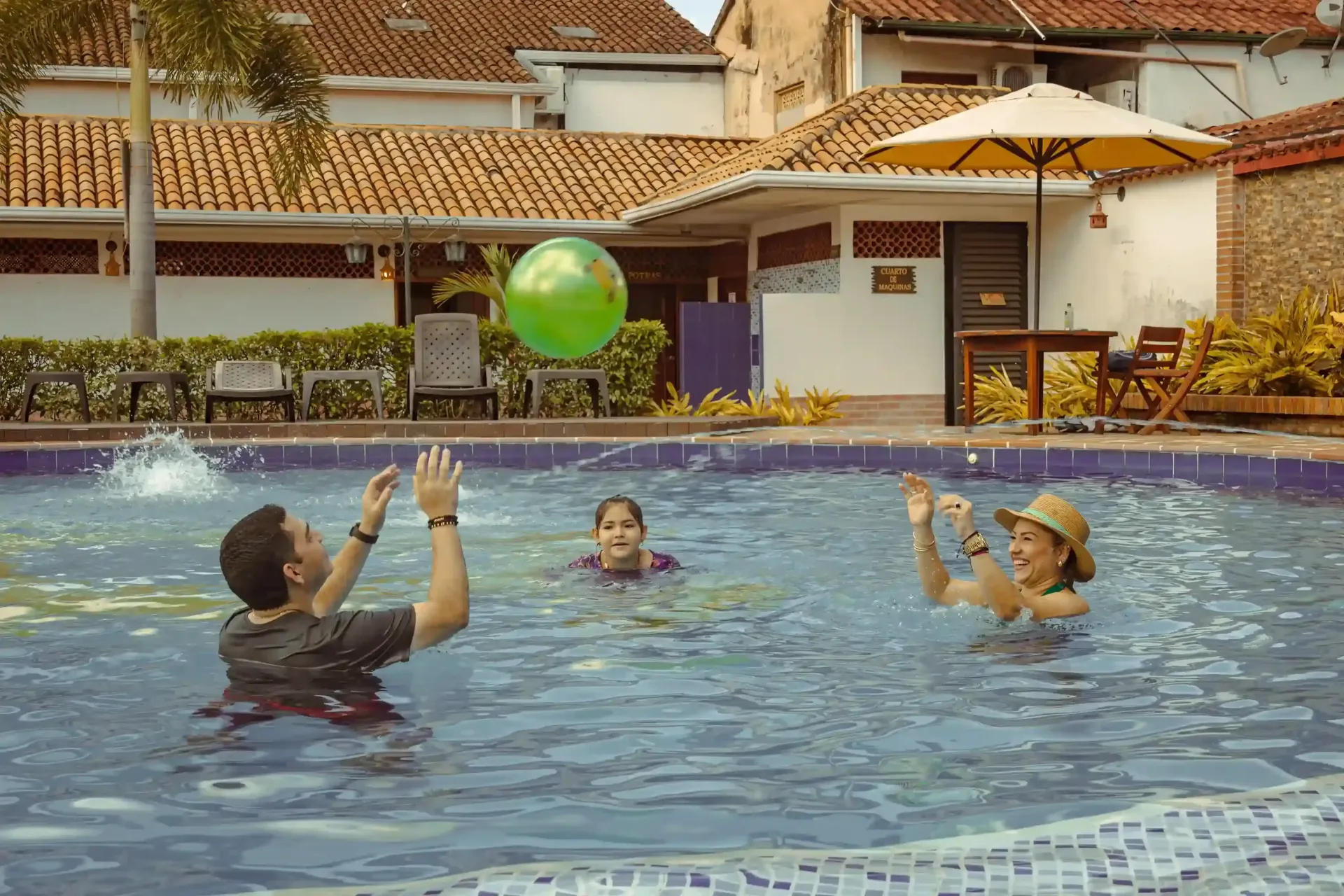 Piscina del Hotel Campestre La Potra en Villavicencio con huéspedes disfrutando actividades en diciembre.