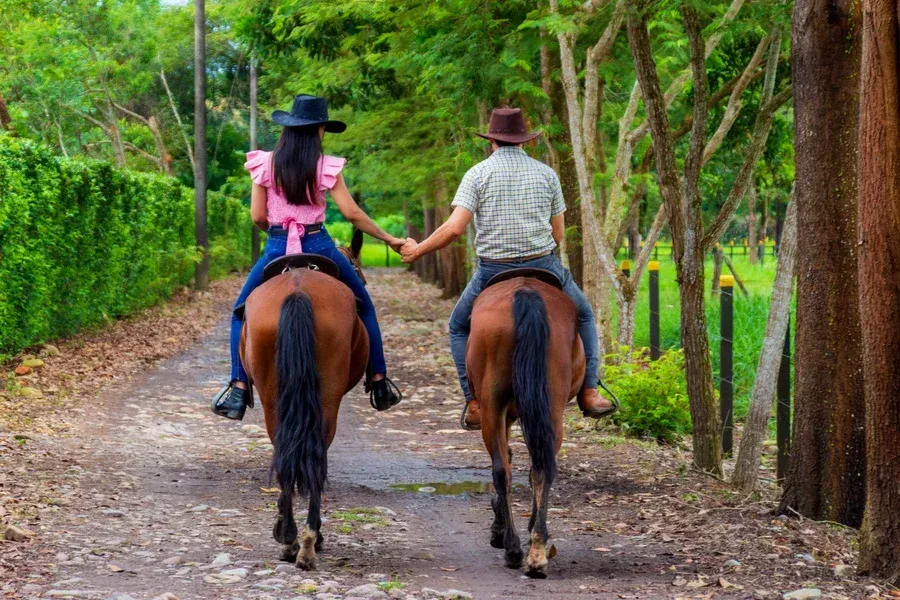 Actividades románticas en Hotel Campestre La Potra, desde cabalgatas hasta cenas privadas para celebrar fechas especiales.