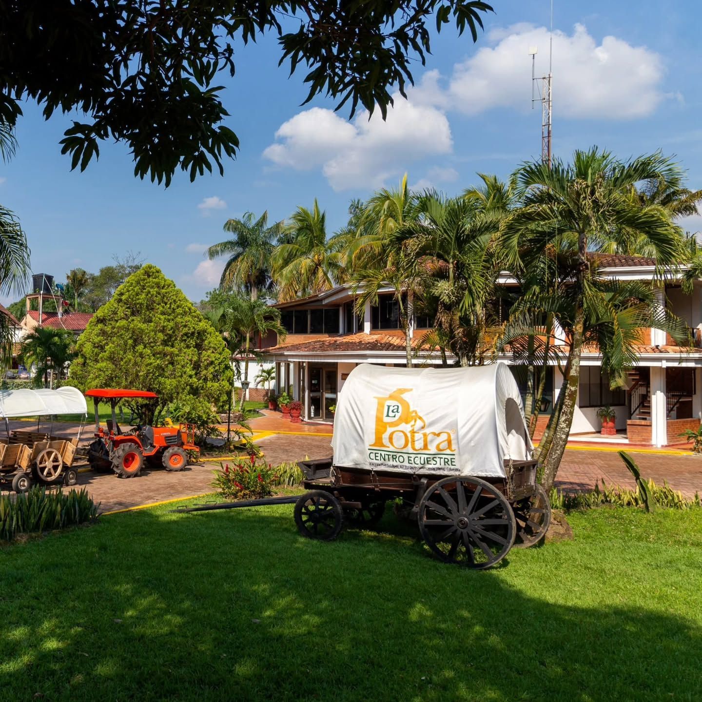 Entrance and gardens of La Potra Country Hotel Villavicencio, an option for last-minute trips near Bogotá.