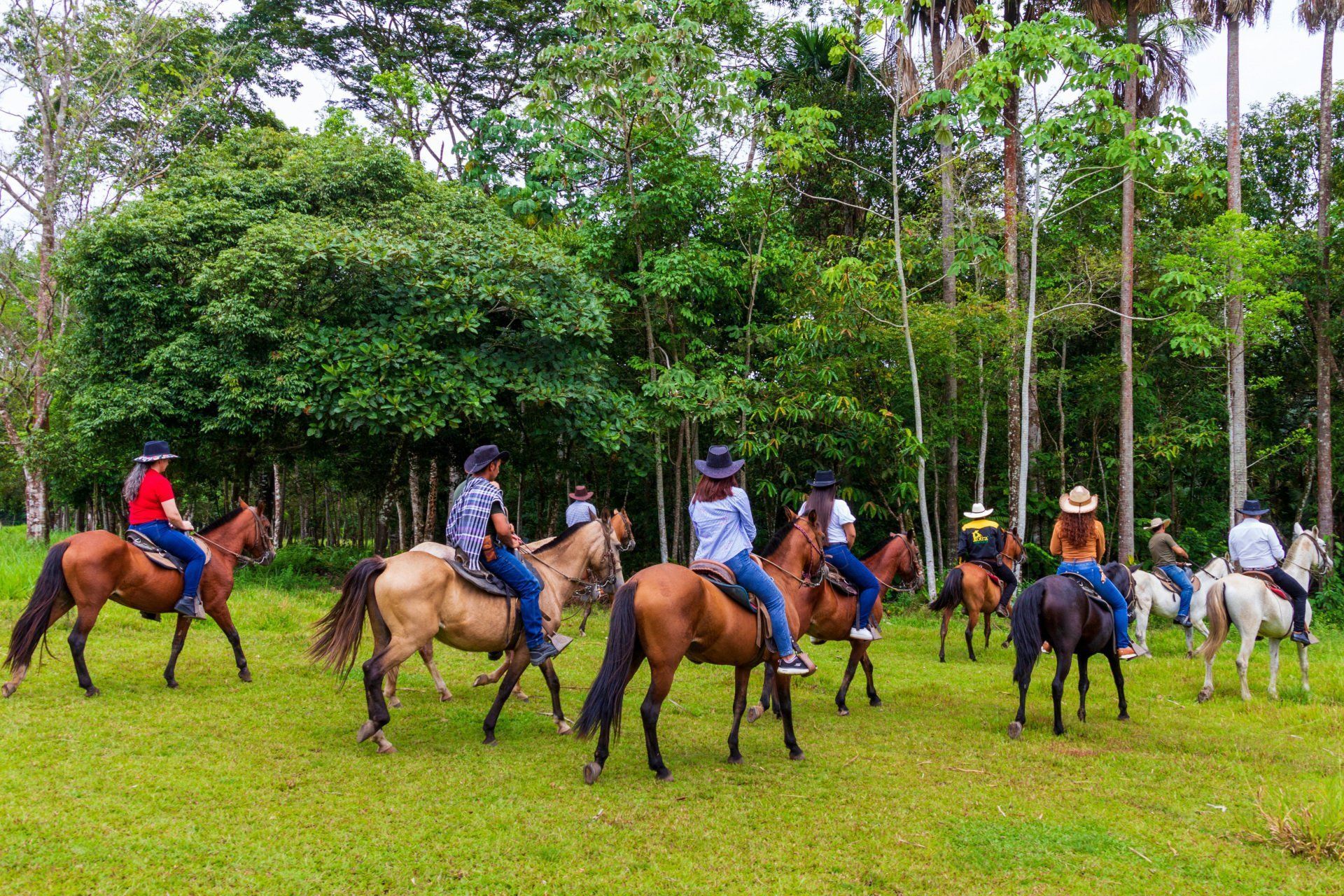 Cabalgata grupal en las zonas verdes del Hotel Campestre La Potra, uno de los mejores planes Villavicencio para familias.