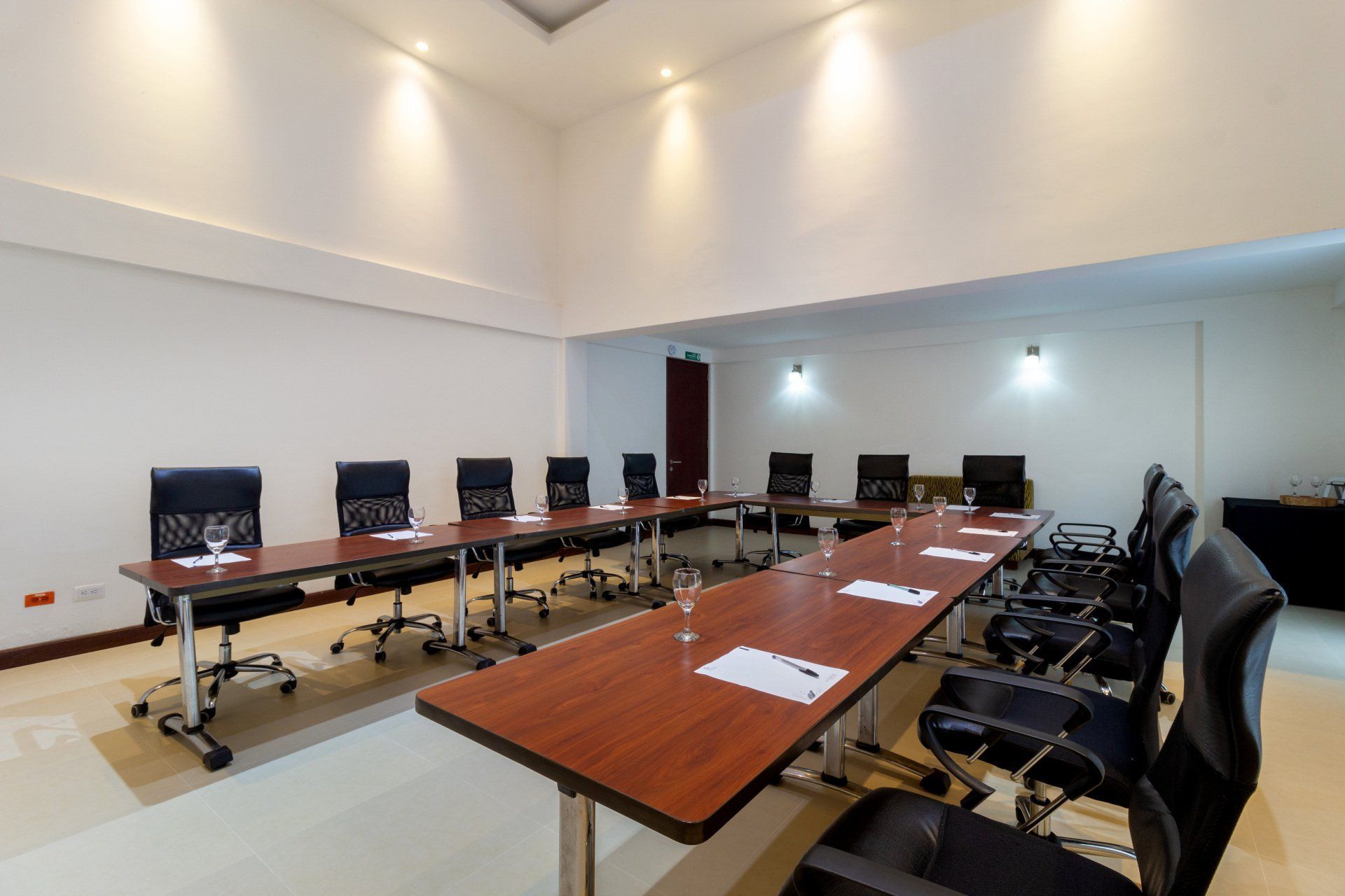 Boardroom-style meeting room in an event venue in Villavicencio, a corporate space for business events at a country hotel.