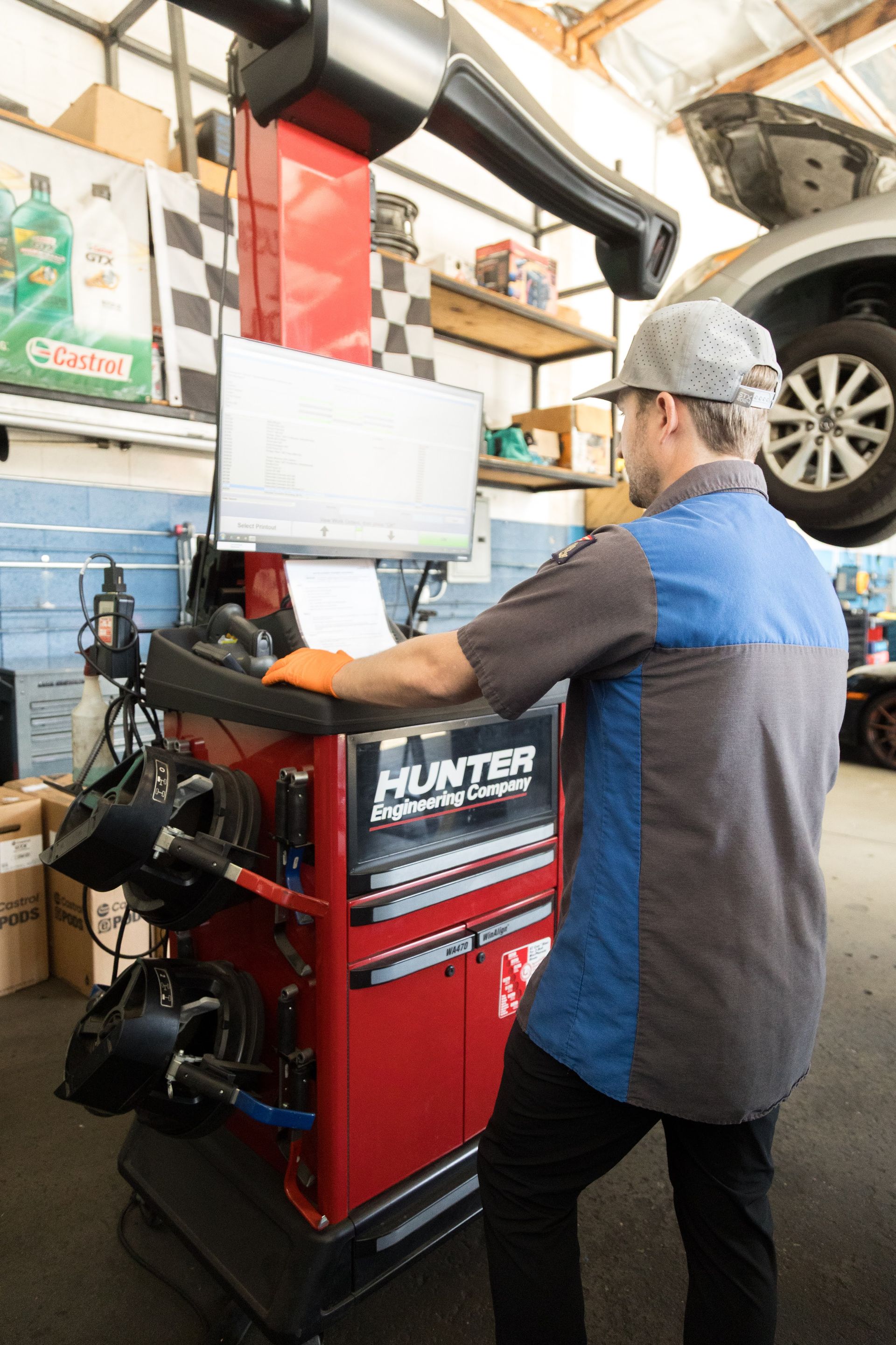 Mechanic using a Hunter wheel alignment machine in an auto repair shop | Sean's Auto Care