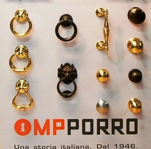 La parola omporro che è su uno sfondo bianco