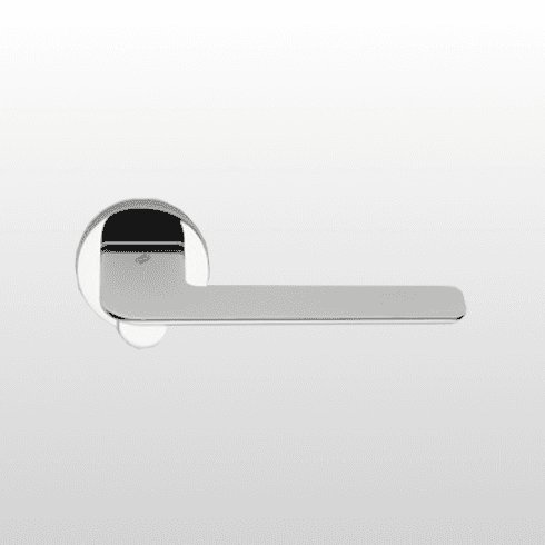 Primo piano della maniglia di una porta su sfondo bianco.