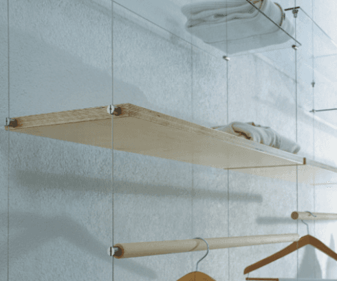 Uno scaffale di legno con i vestiti appesi