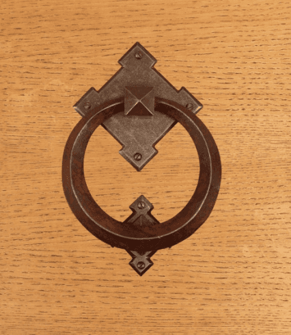 Un batacchio marrone con un disegno a diamante su una superficie di legno
